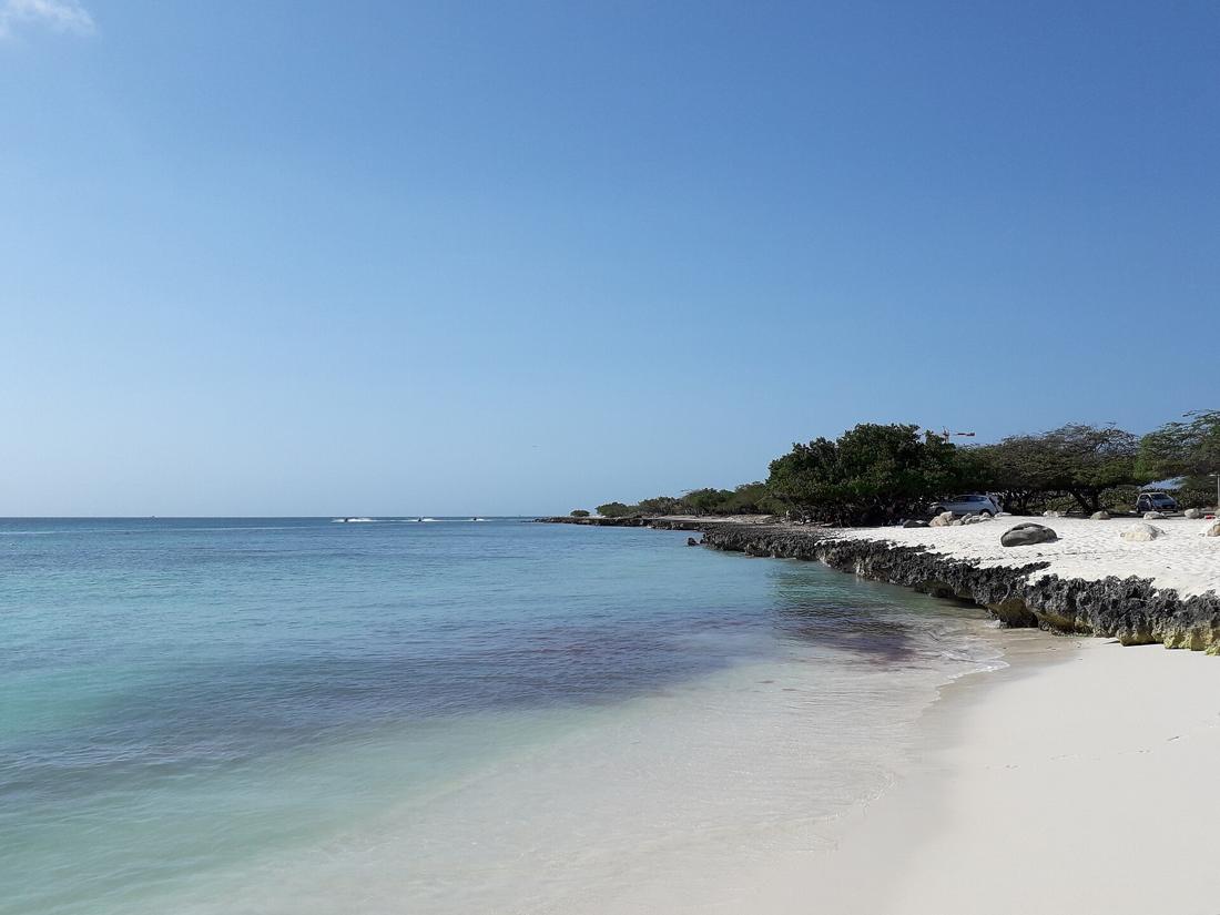 Eagle Beach en Aruba con mar turquesa