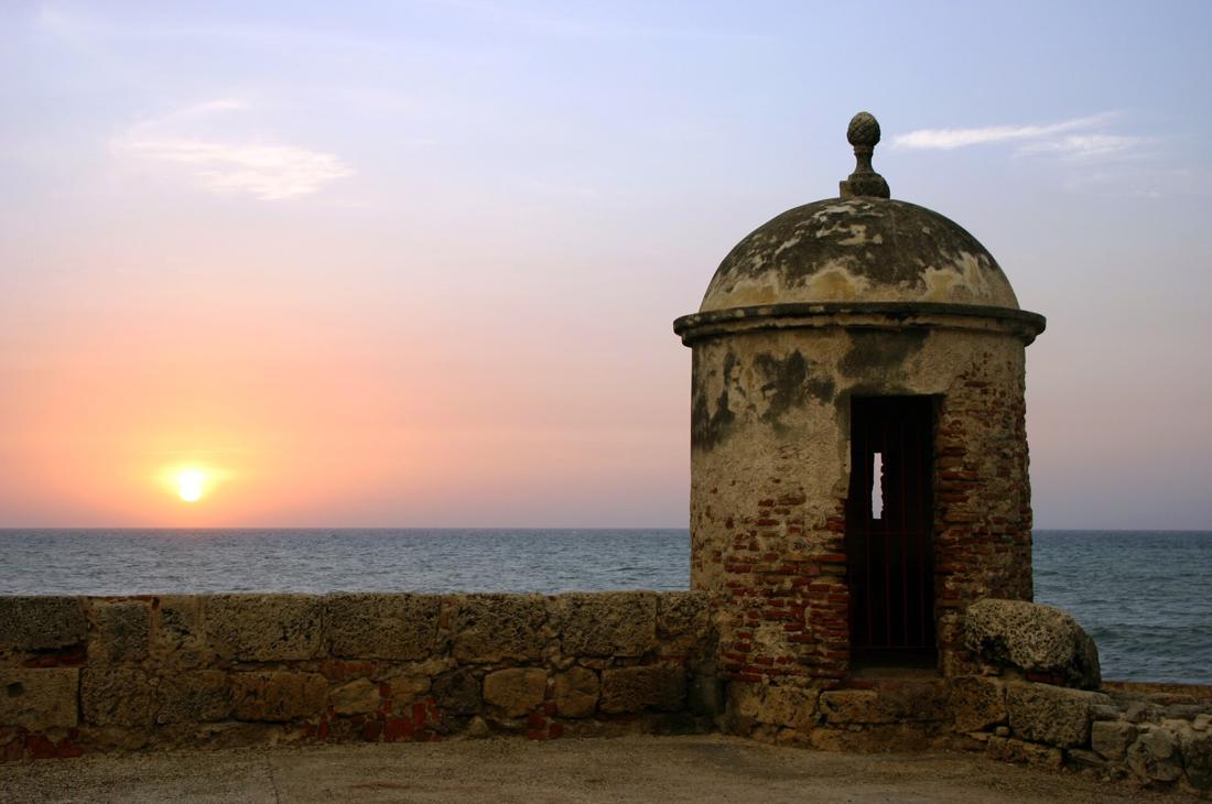 Garita de la muralla de Cartagena al atardecer