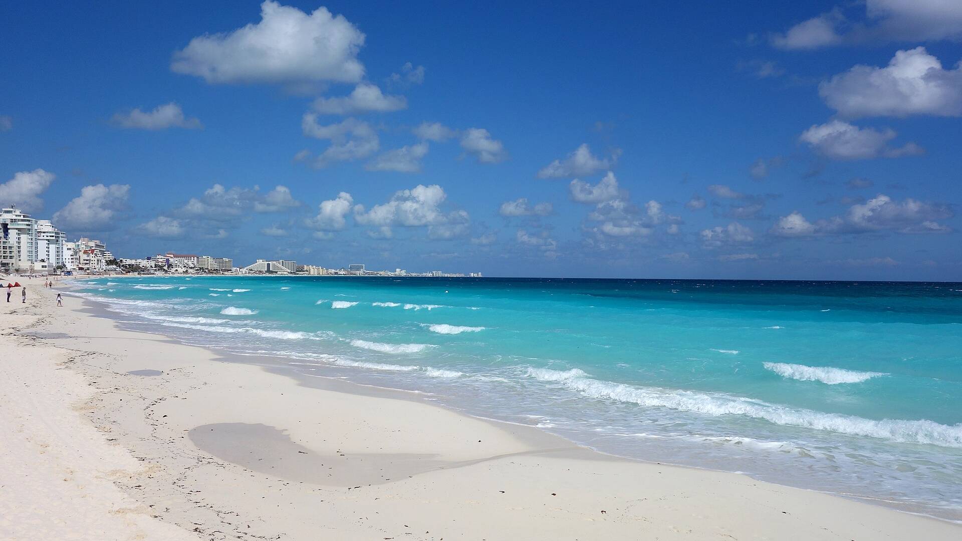 Playa de arena blanca y mar turquesa en Cancún