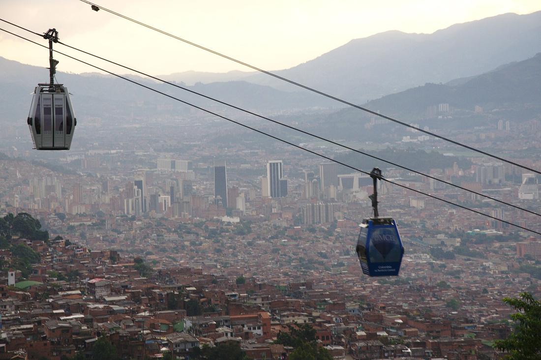 Metrocable sobre las laderas de Medellín