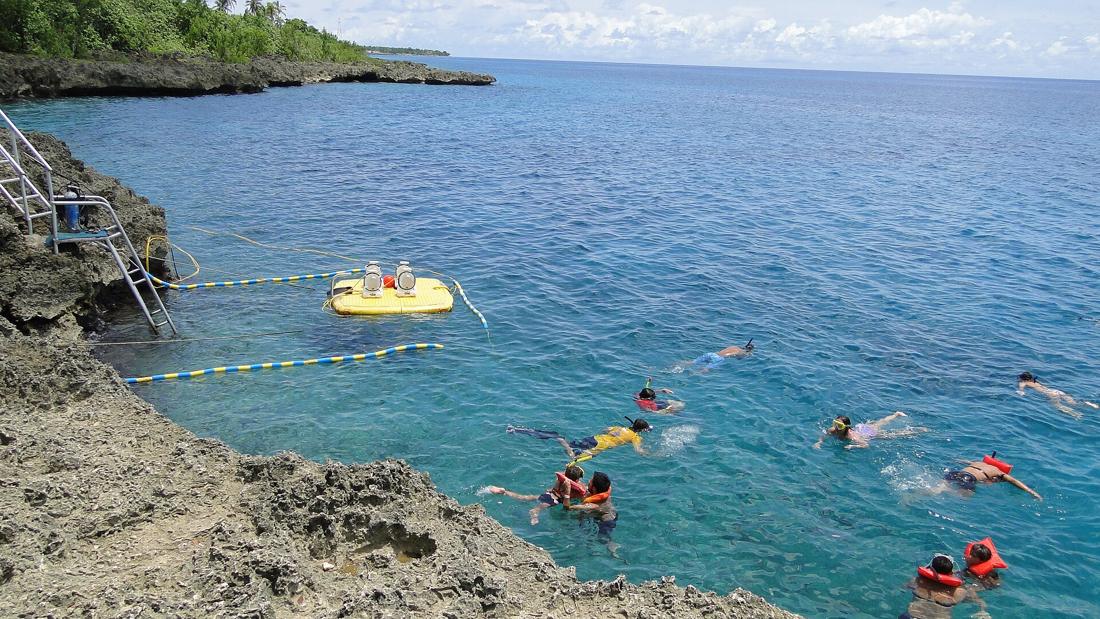 Turistas haciendo snorkel en aguas azules de San Andrés